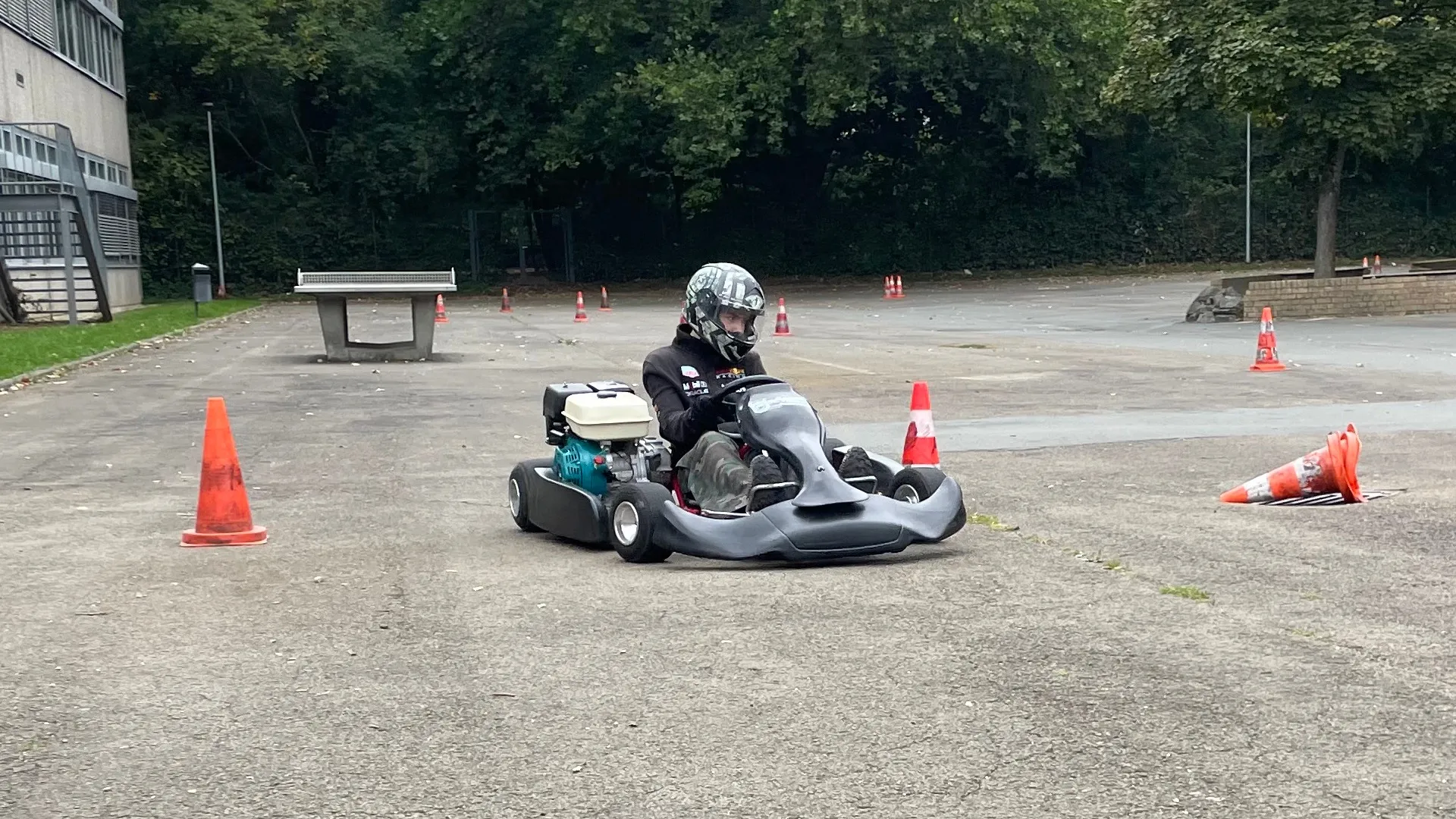 Felix Rogalla im Super-Kart auf dem Schulhof des Albert-Schweitzer-Gymnasiums in Plettenberg.