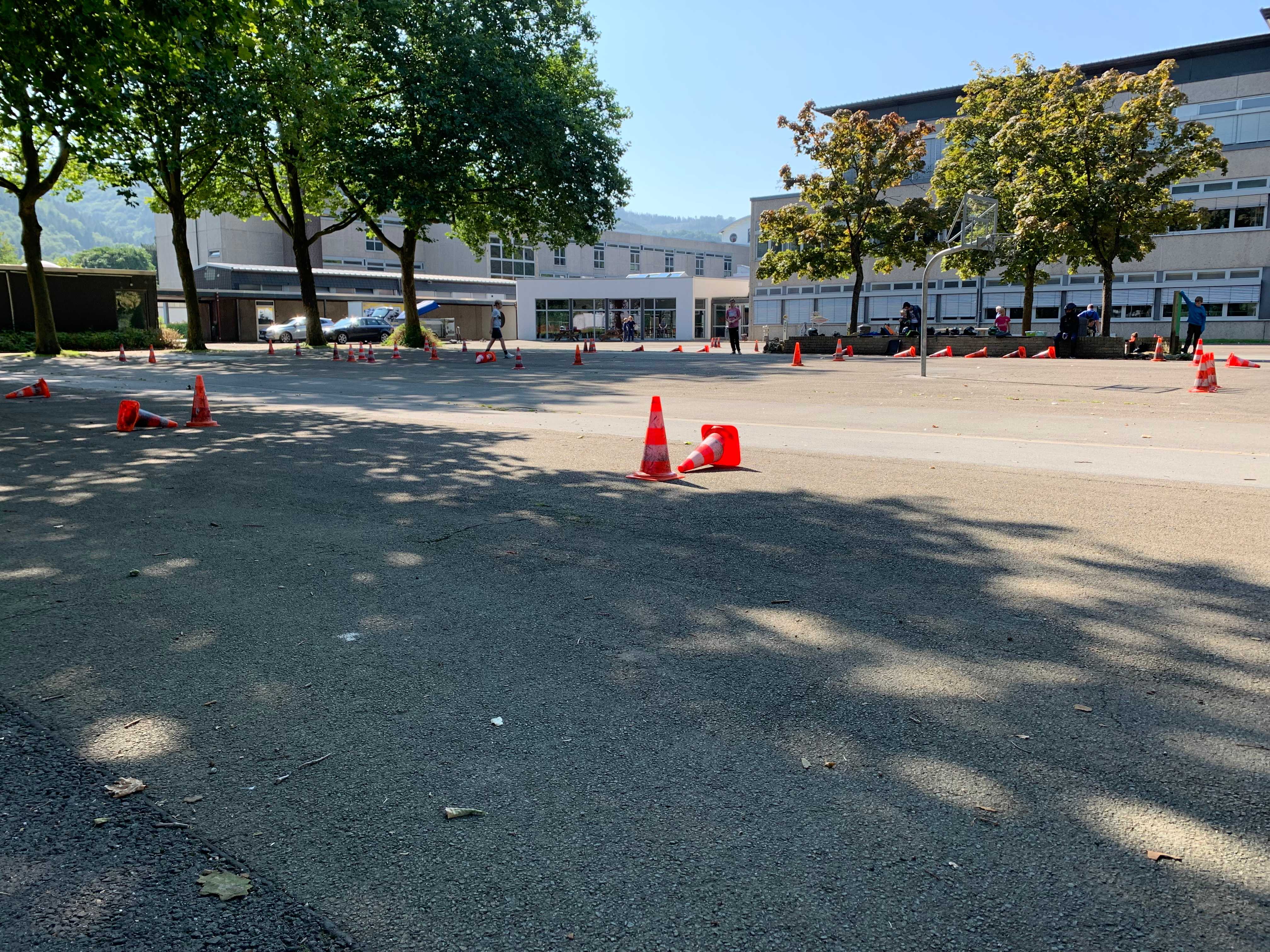 Ein aufgebauter Parcour auf dem Schulhof in Böddinghausen.