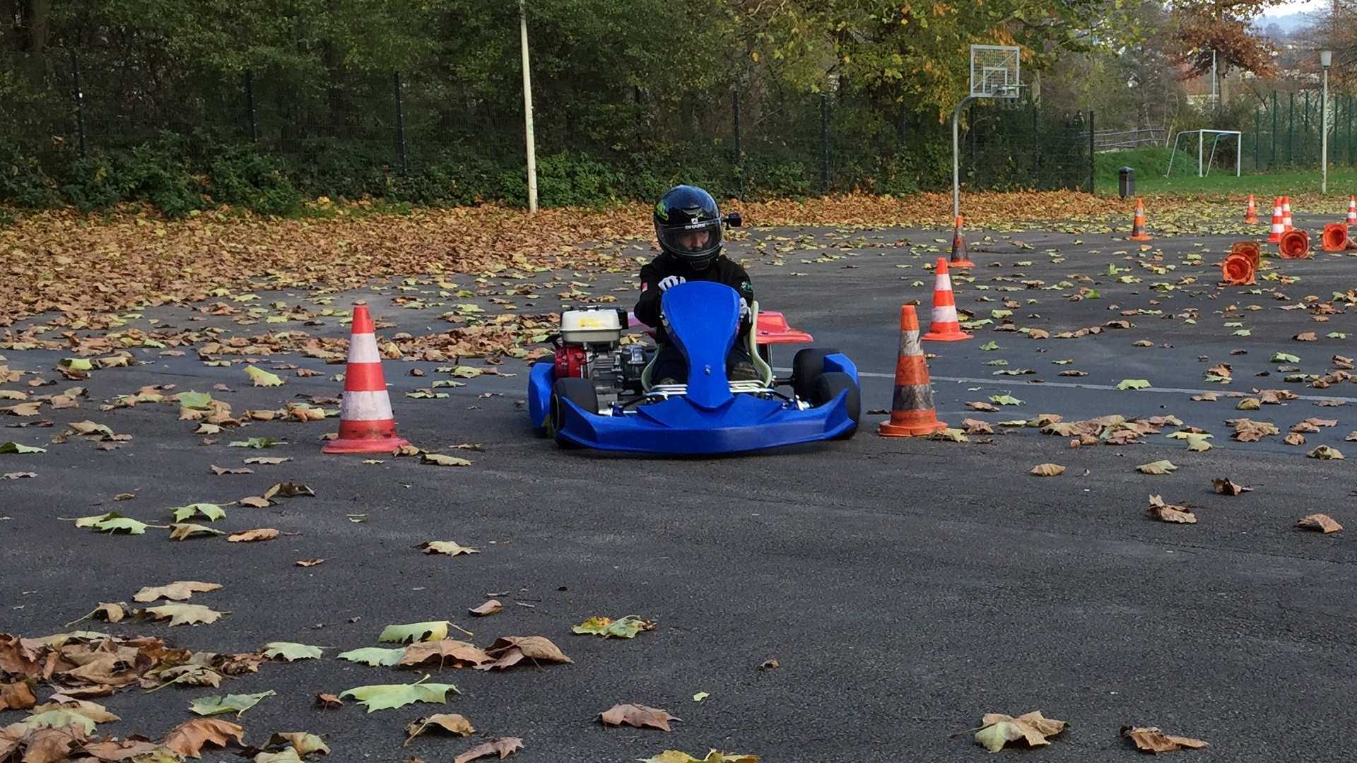 Kartslalom auf dem Schulhof in Böddinghausen mit Herbstlaub.