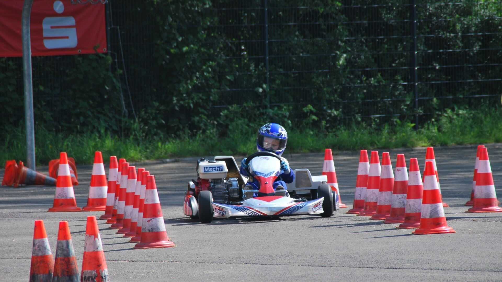 Ein Bambini-Kart fährt durch den Parcour auf dem Schulhof in Böddinghausen.